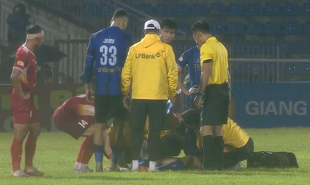 Trung vệ tuyển Việt Nam co giật trên sân