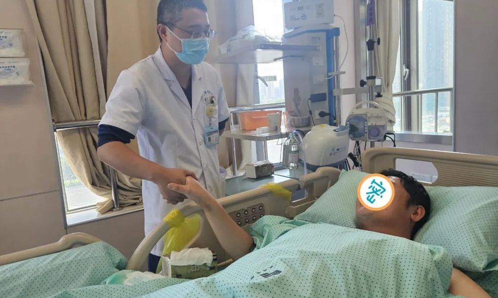 Nam tài xế 36 tuổi bất ngờ co giật, nguy kịch sau 12 ngày uống loại nước “nhiều người mê”