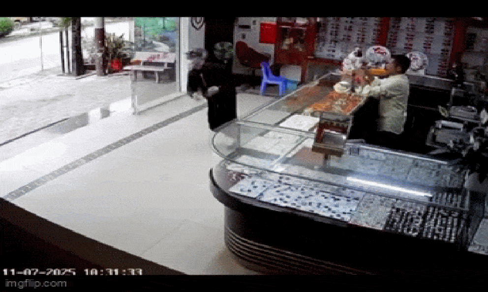 Khoảnh khắc thanh niên cướp vàng bị xe tông, người dân tri hô quây bắt giữa phố