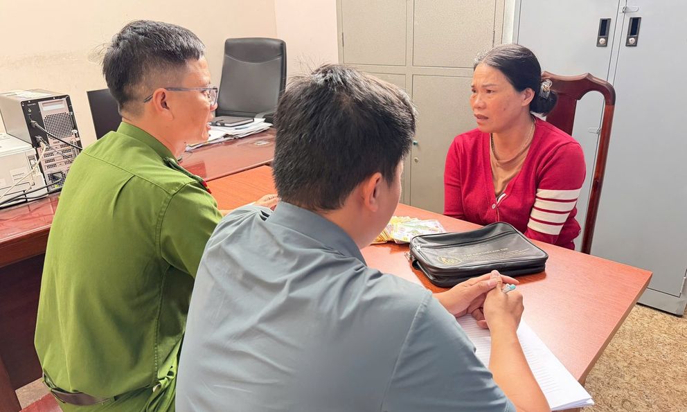 Bắt Vũ Thị Hồng sinh năm 1979