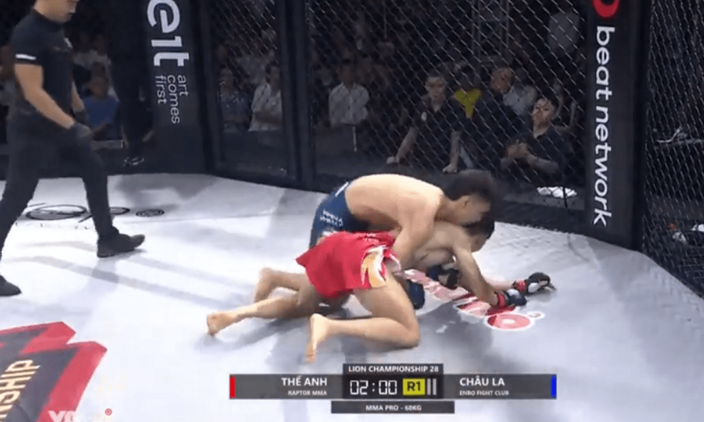 Võ sĩ Việt Nam trúng “độc chiêu” của cao thủ Trung Quốc