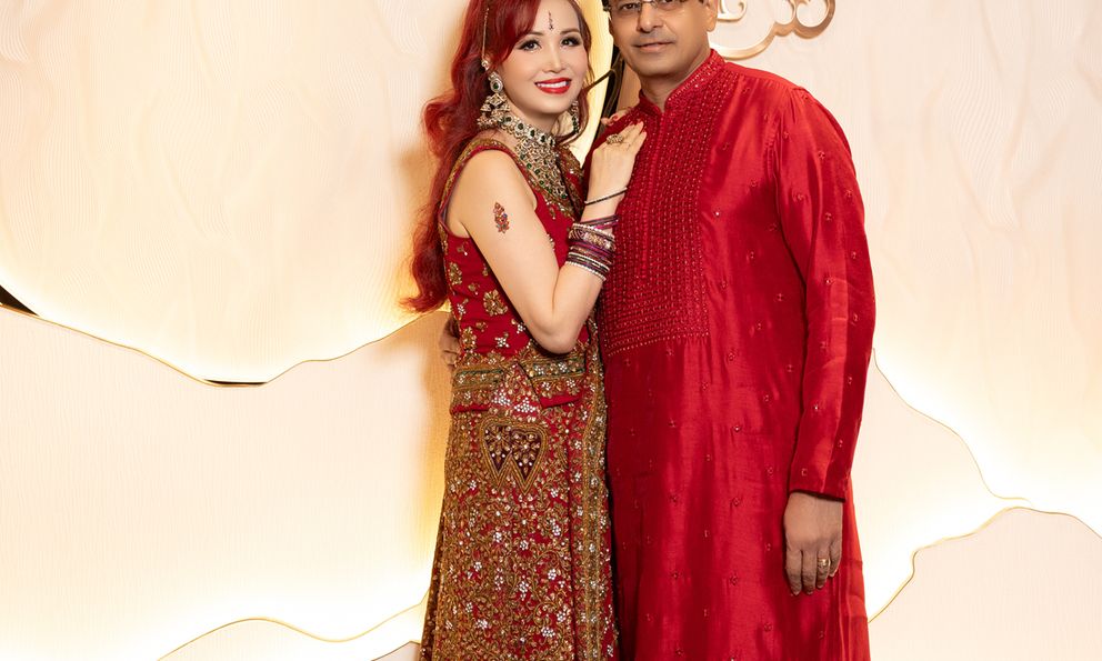 Vợ chồng hoa hậu Diệu Hoa tình tứ dự lễ hội Diwali