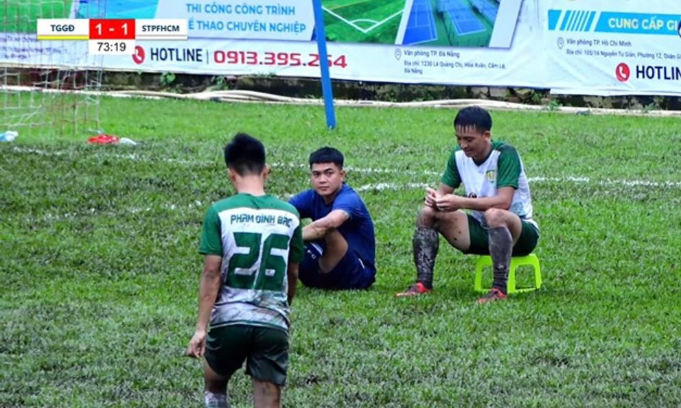 Mang ghế nhựa vào ngồi giữa sân, cầu thủ Việt Nam nhận án phạt nghiêm khắc