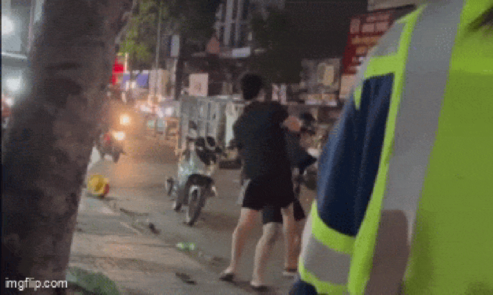 4 người lao vào ẩu đả giữa phố, từ lòng đường lên vỉa hè khiến giao thông hỗn loạn: Đã rõ nguyên nhân