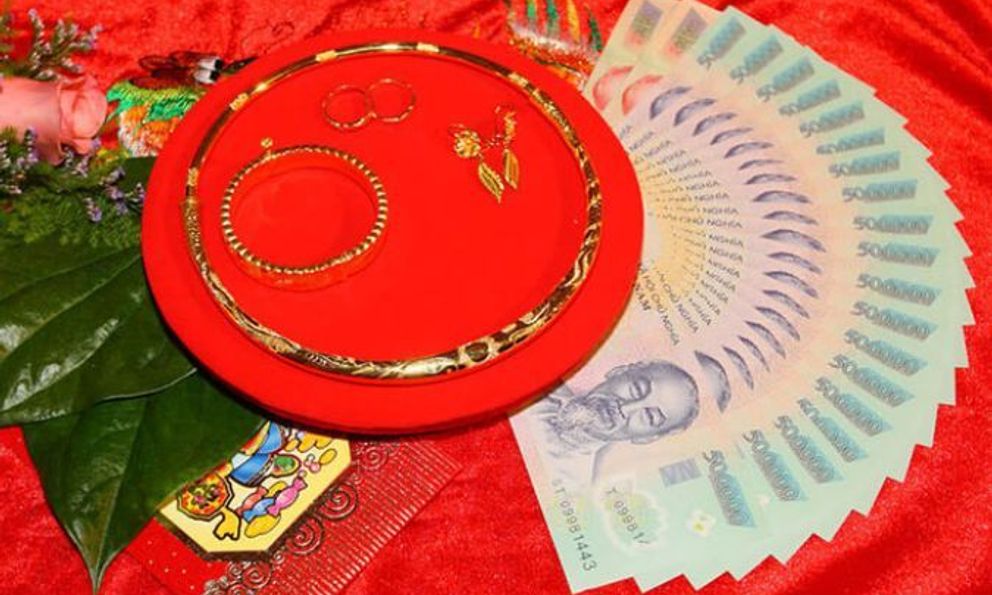 Nhà trai cất trong hộp đỏ 30 triệu để đi hỏi cưới, câu nói bất ngờ của nhà gái, cô dâu bật khóc nức nở