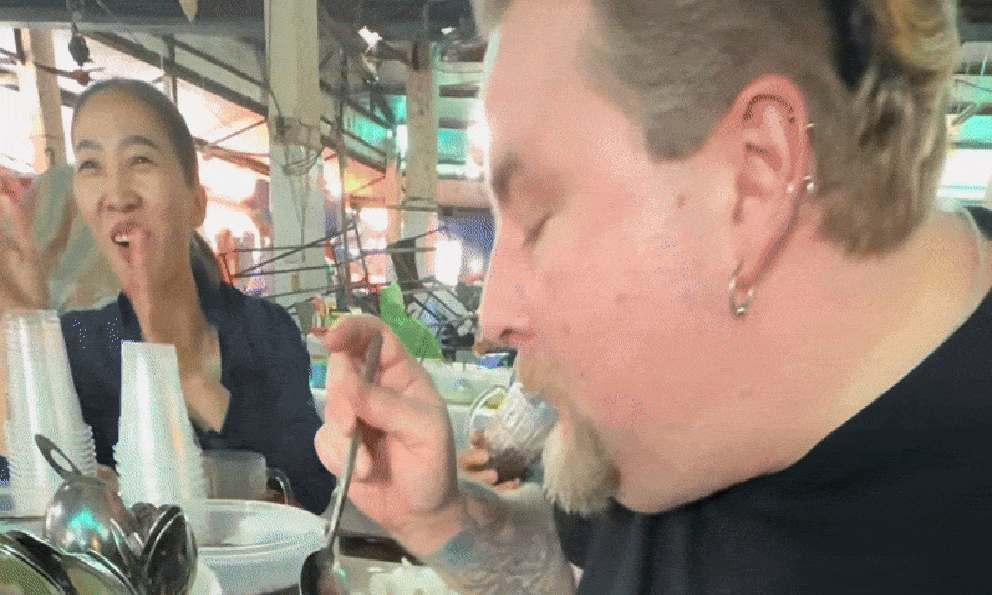 Khách Tây trầm trồ khi ăn món bình dân chỉ vài nghìn trong chợ Việt, nhận xét: 