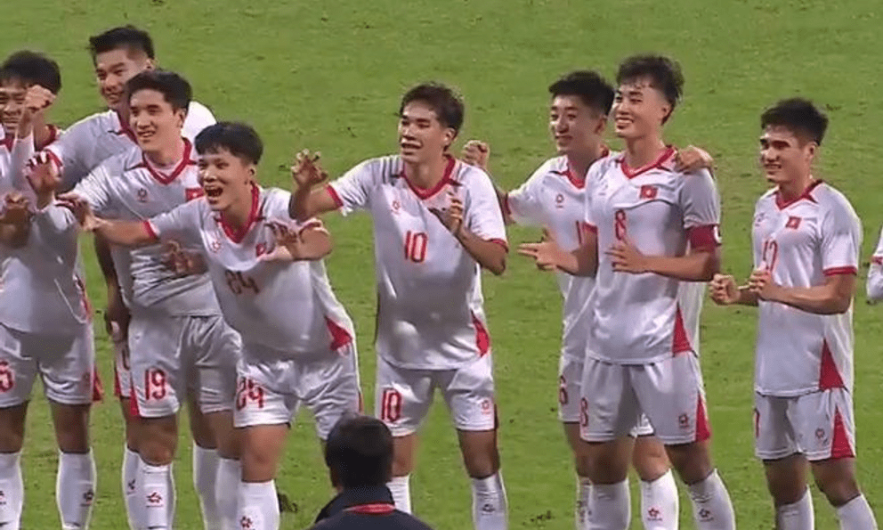 Tuyển Việt Nam đánh bại Trung Quốc, phó tướng thầy Kim tiết lộ: “Đội thắng nhờ thay đổi 1 điều”