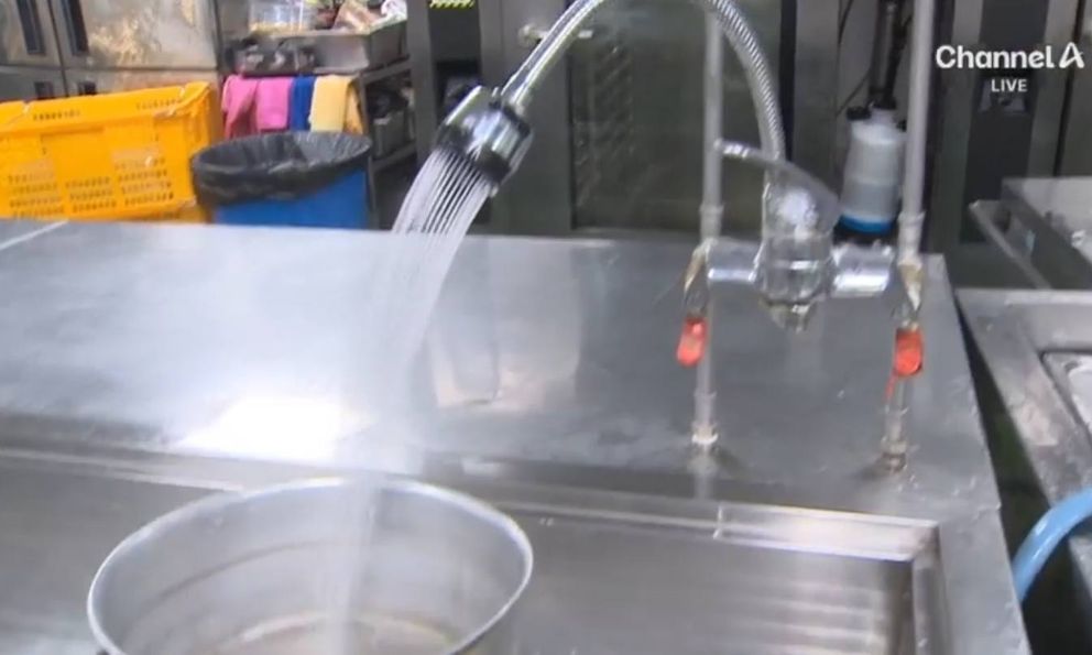 Dừng ngay việc lấy nước nóng trực tiếp từ vòi để nấu ăn: Thử nghiệm của chuyên gia đưa ra kết quả bất ngờ