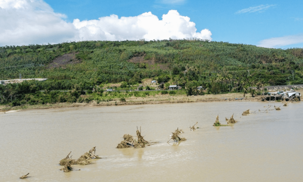 Cầu gỗ vượt sông dài nhất Việt Nam biến mất sau bão số 13: Lịch sử gần 30 năm, từng lên phim điện ảnh