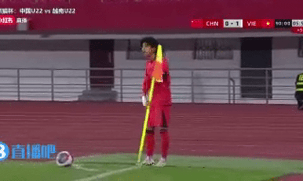 Thua Việt Nam, cầu thủ Trung Quốc nhận “bão chỉ trích” khi giật phăng cả cột cờ phạt góc