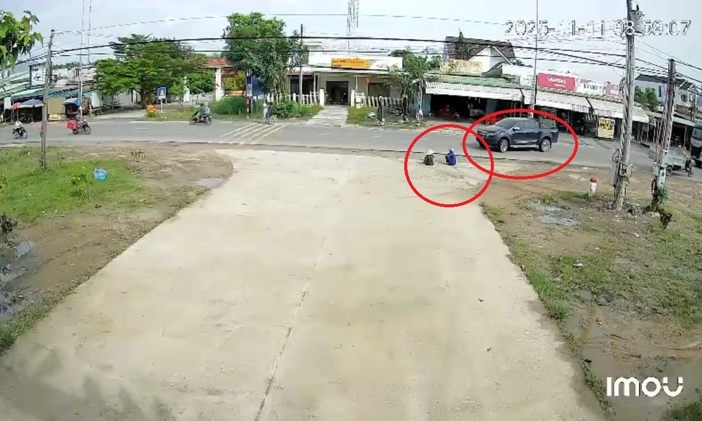 Clip ô tô cán 2 cụ già ngồi bên đường, tài xế đã đưa nạn nhân đi cấp cứu, 3 ngày sau mới làm một việc