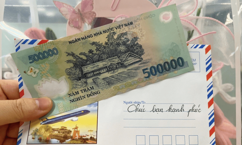 Mừng cưới bạn 500 nghìn, bạn mừng lại 200 nghìn, cô dâu ấm ức nhắn tin thì nhận câu trả lời không ngờ
