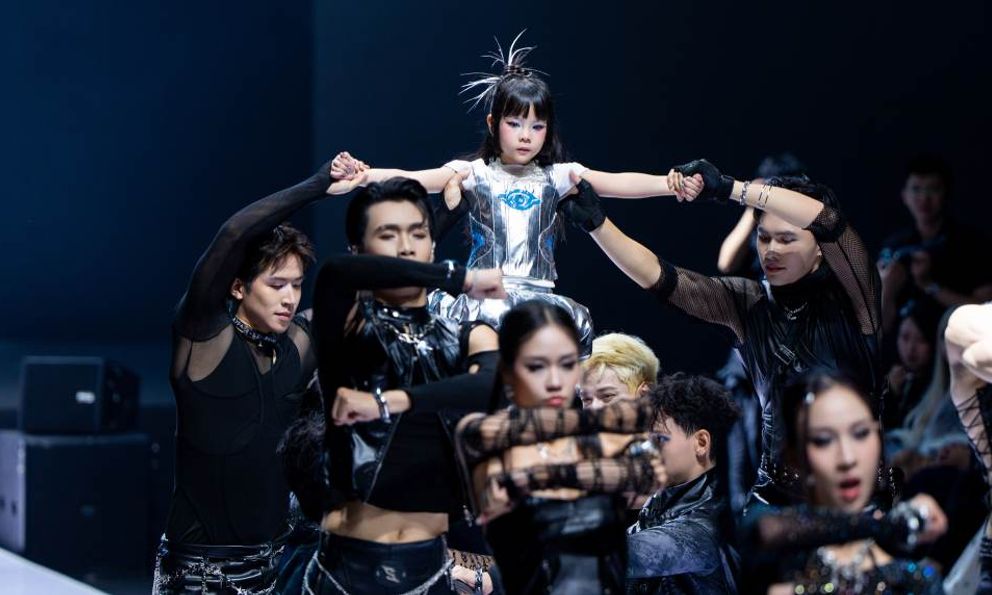 Mẫu nhí Jennie Bảo Châu gây chú ý khi chơi piano và vũ đạo tại Tuần lễ Thời trang Quốc tế Việt Nam 2025