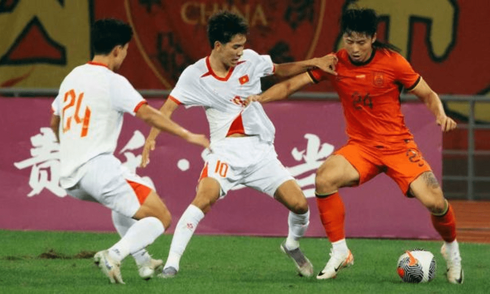 BLV Trung Quốc: “Bóng đá Trung Quốc giờ phải nhìn vào tuyển Việt Nam để phấn đấu”