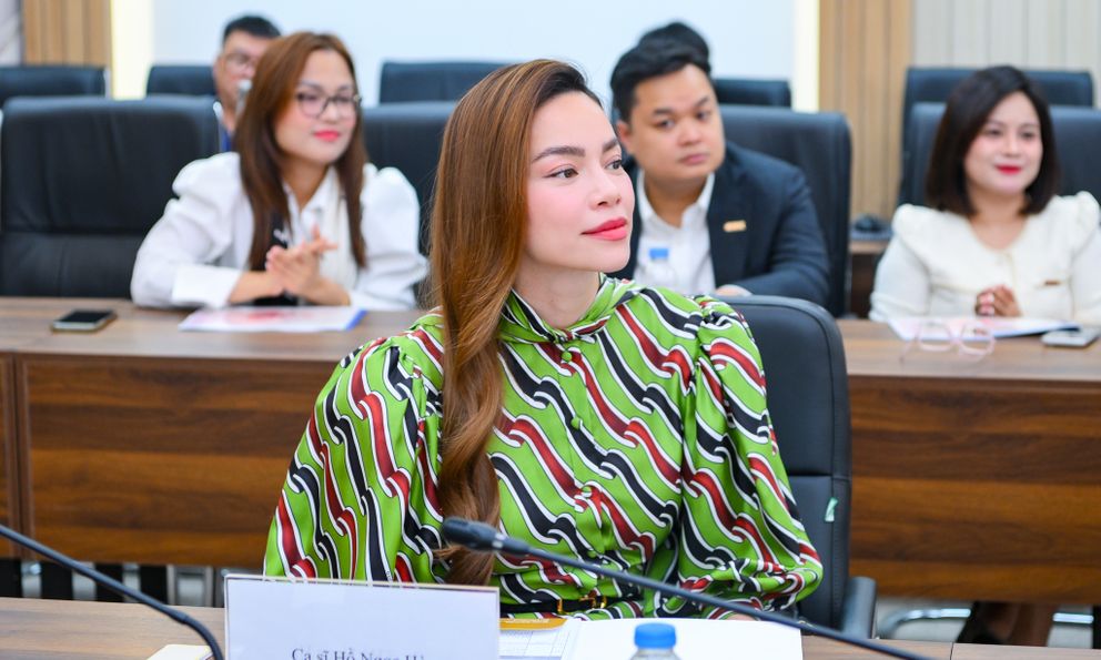 Hồ Ngọc Hà xúc động tặng 500 triệu đồng cho 2 dự án của Giải thưởng Hành động vì Cộng đồng 2025