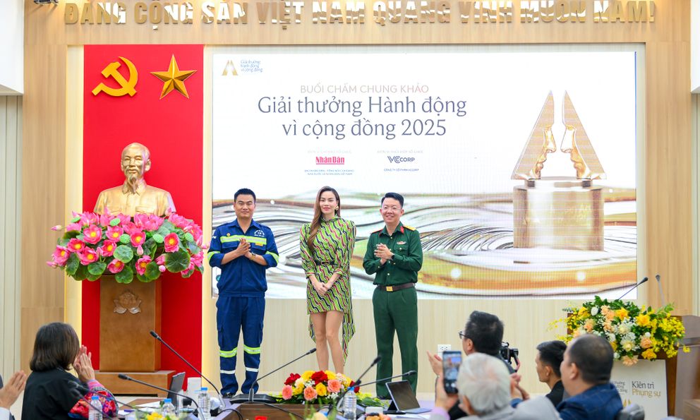 Nhận được món quà bất ngờ từ nhà báo Lê Quốc Minh và ca sĩ Hồ Ngọc Hà, hai người 