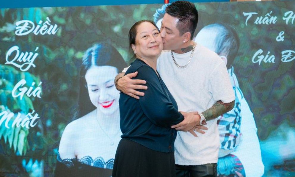 Mẹ Tuấn Hưng qua đời, xót xa với chia sẻ của nam ca sĩ 