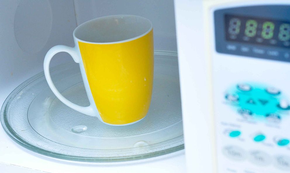 Dùng lò vi sóng đun sôi nước có sao không? Chuyên gia đưa ra cảnh báo đặc biệt