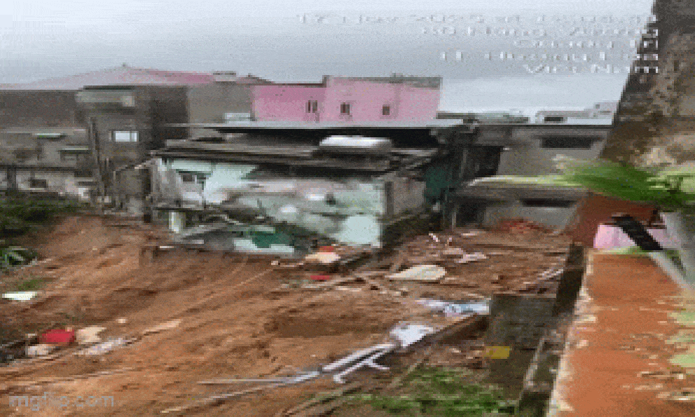 Khoảnh khắc sạt lở thành vực sâu hàng chục mét, hàng chục người dân phải di dời khẩn cấp