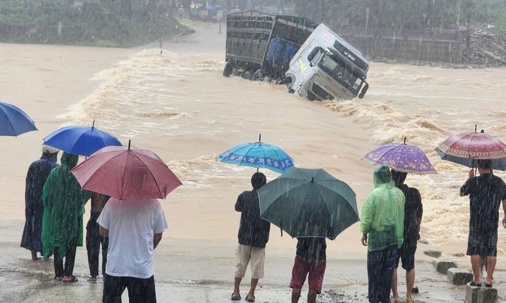 Xe tải bị lũ cuốn trôi, tài xế leo lên cabin đợi ứng cứu nhưng không kịp