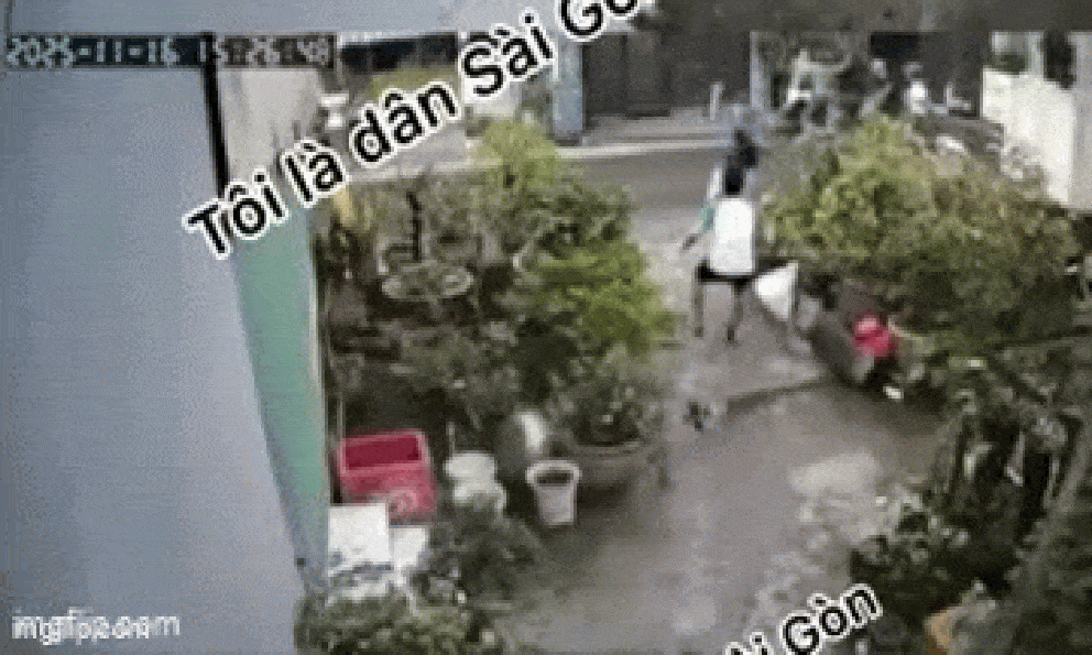 3 góc camera vụ hỗn chiến tại khu nhà trọ ở TP.HCM, 2 cậu cháu nằm gục trên đường