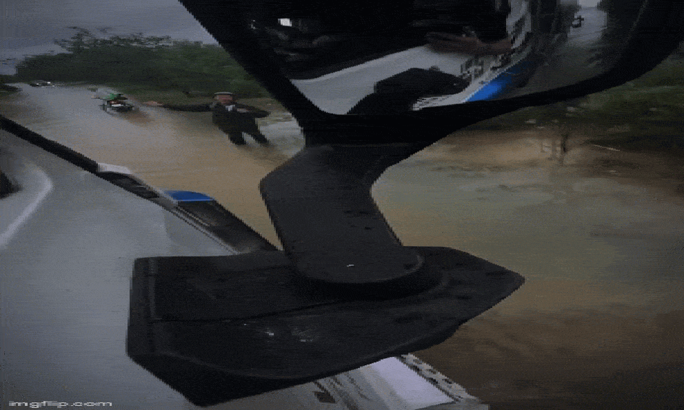 Cha già lội nước, xin xe tải cho con quá giang lên thành phố đi học: Câu trả lời hút triệu view!