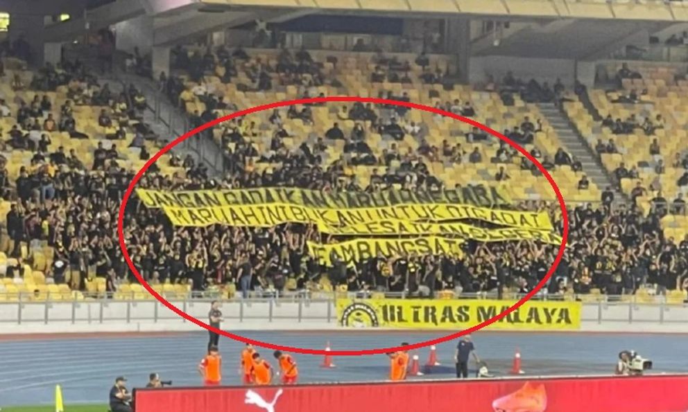 CĐV Malaysia có hành động đặc biệt khiến LĐBĐ phải “muối mặt”