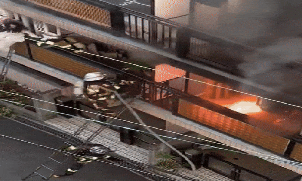 Nấu ăn trong bếp rồi gây ra hỏa hoạn, cô gái có hành động khiến lính cứu hỏa 