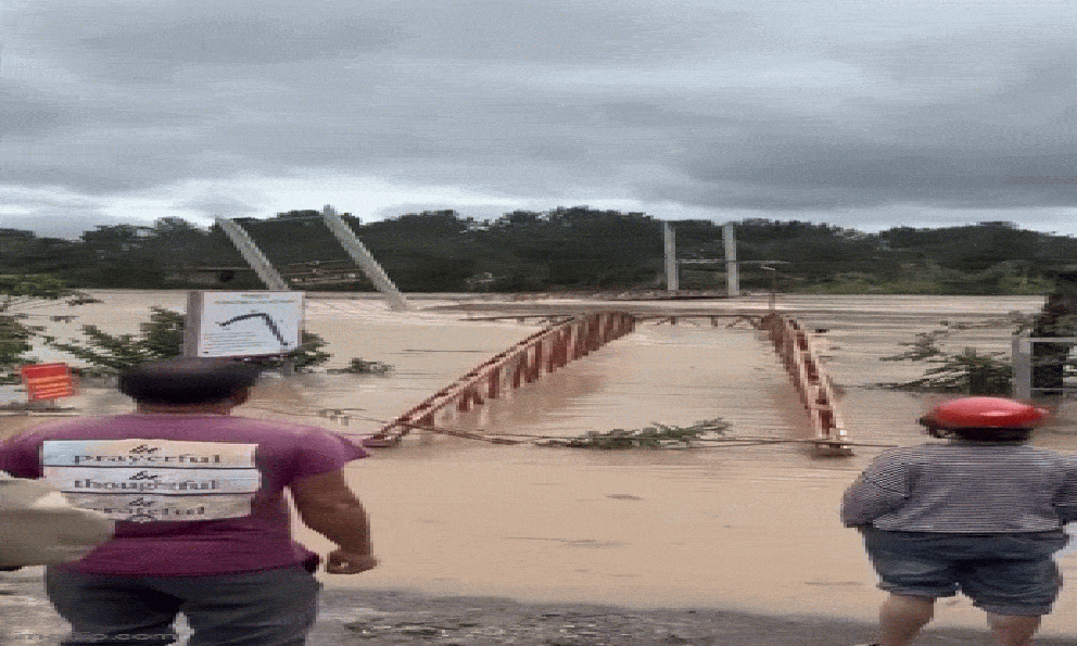 Clip cầu treo dân sinh bắc qua sông Đa Nhim bị cuốn trôi: Gấp rút di dời dân