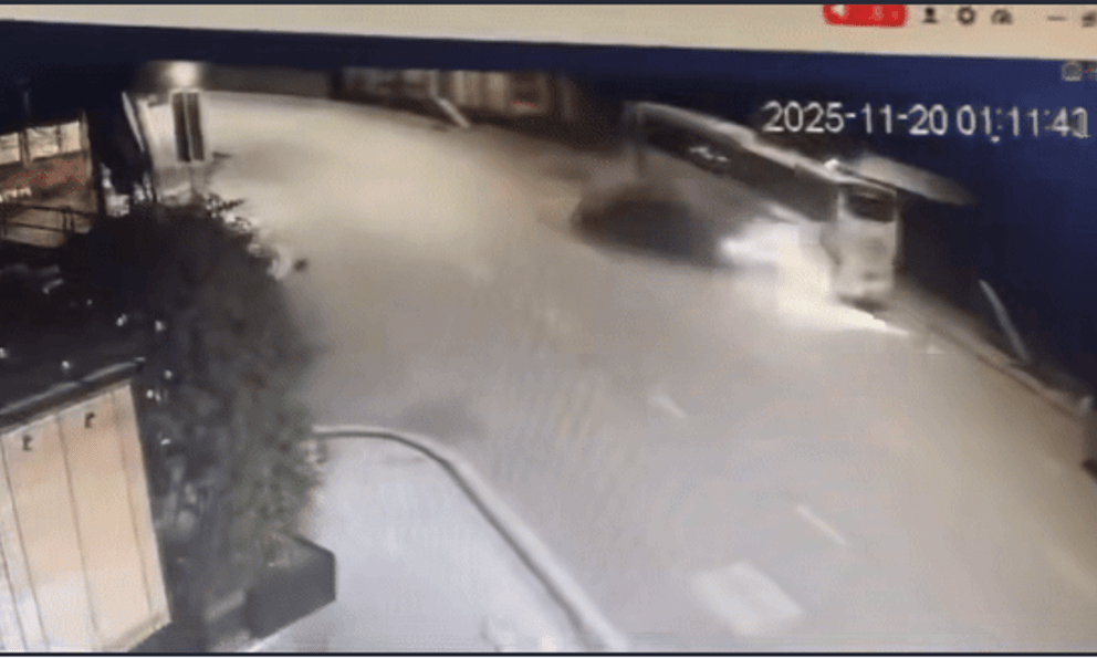 Camera ghi lại cảnh Mercedes Maybach lao thẳng xe khách đỗ ven đường 