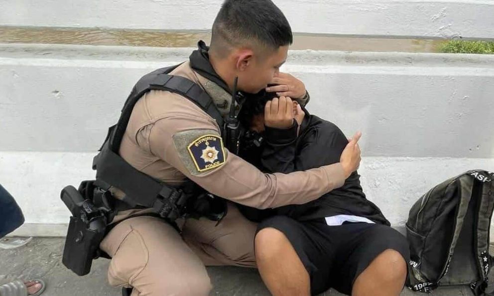 Thiếu niên 15 tuổi định nhảy cầu rồi được cảnh sát cứu, mẹ chia sẻ lý do đằng sau hành động của con trai