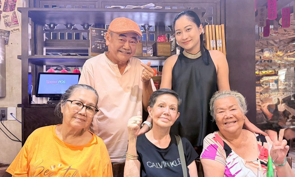 NSND Việt Anh kém ông bà ngoại vợ 9x vài tuổi, thỉnh thoảng lại được hỏi 