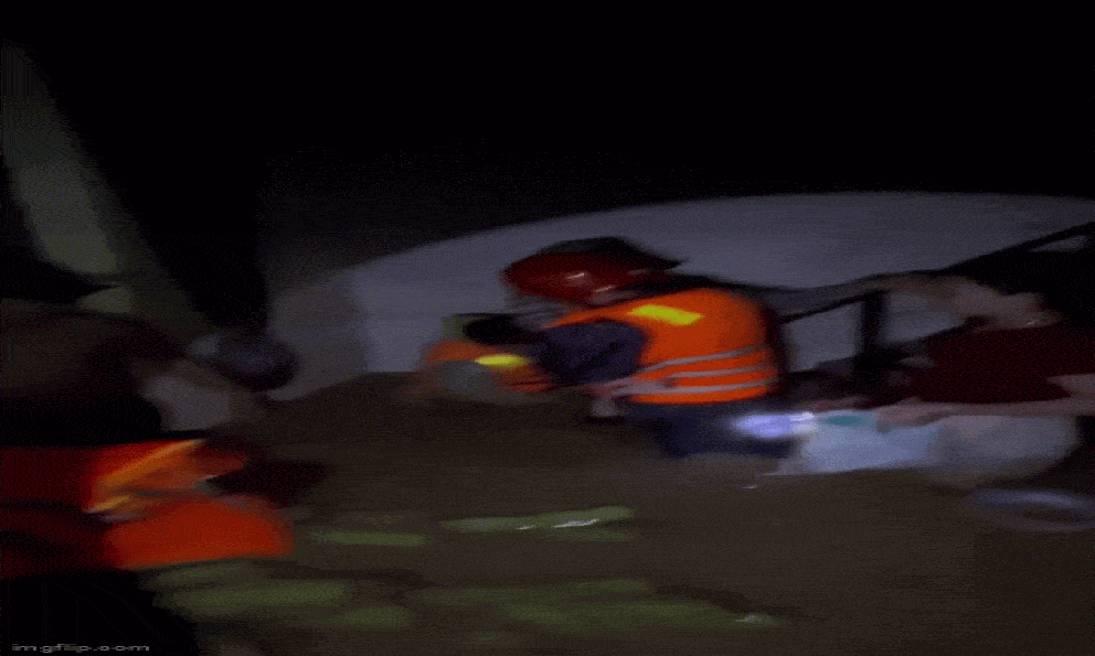 Dùng thân chuối kết thành bè, cứu 9 người dân ở 