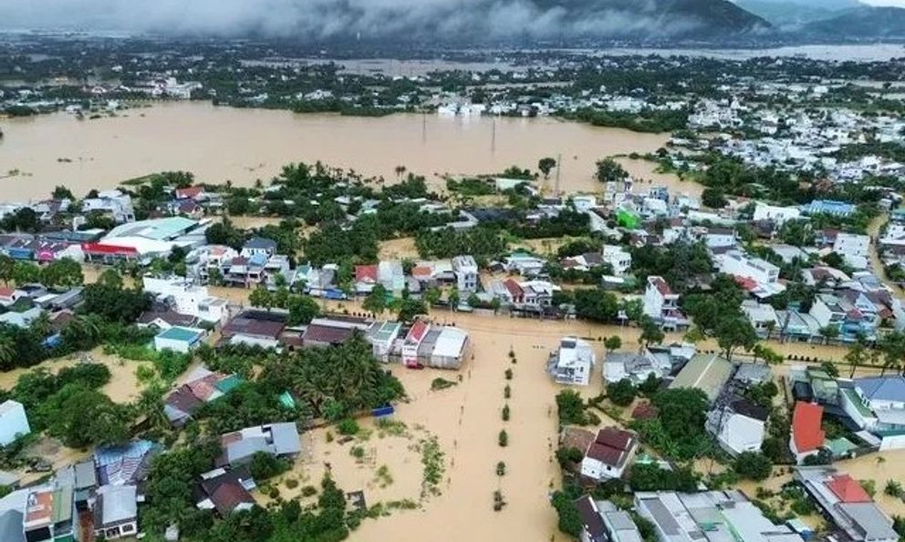 100 can axit sunfuric bị lũ cuốn trôi: Thao tác sai dễ gây thảm họa, chuyên gia cảnh báo cách thoát hiểm