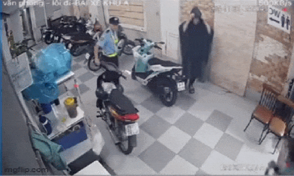Clip 1 phút vụ nam bảo vệ bị đồng nghiệp đâm tử vong, nguyên nhân vì mâu thuẫn dắt xe cho khách 