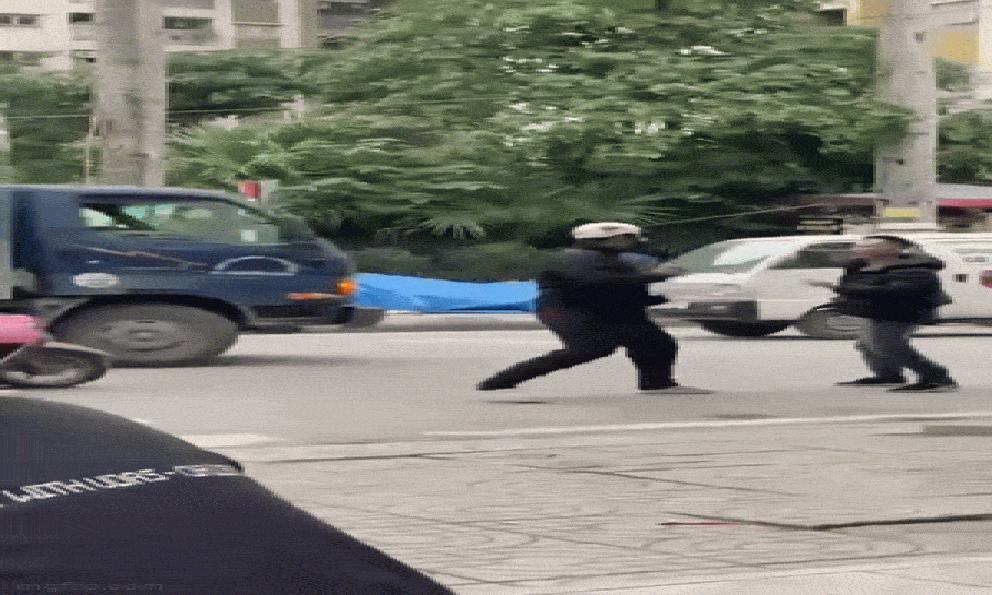 Người đàn ông đá gục đối phương trên phố Hà Nội: Đoạn clip 