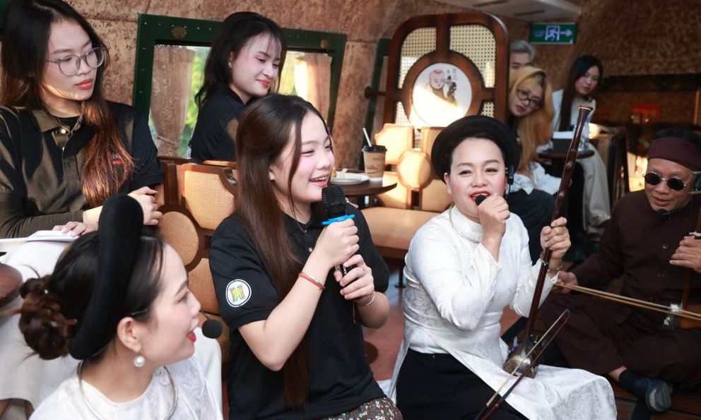 Thí sinh Tiếng hát Hà Nội 2025 xem hát xẩm trên chuyến tàu 