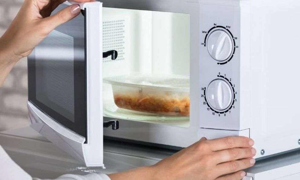 Quay thức ăn trong lò vi sóng nên đóng hay mở nắp hộp? Nhiều người làm sai bấy lâu mà không biết