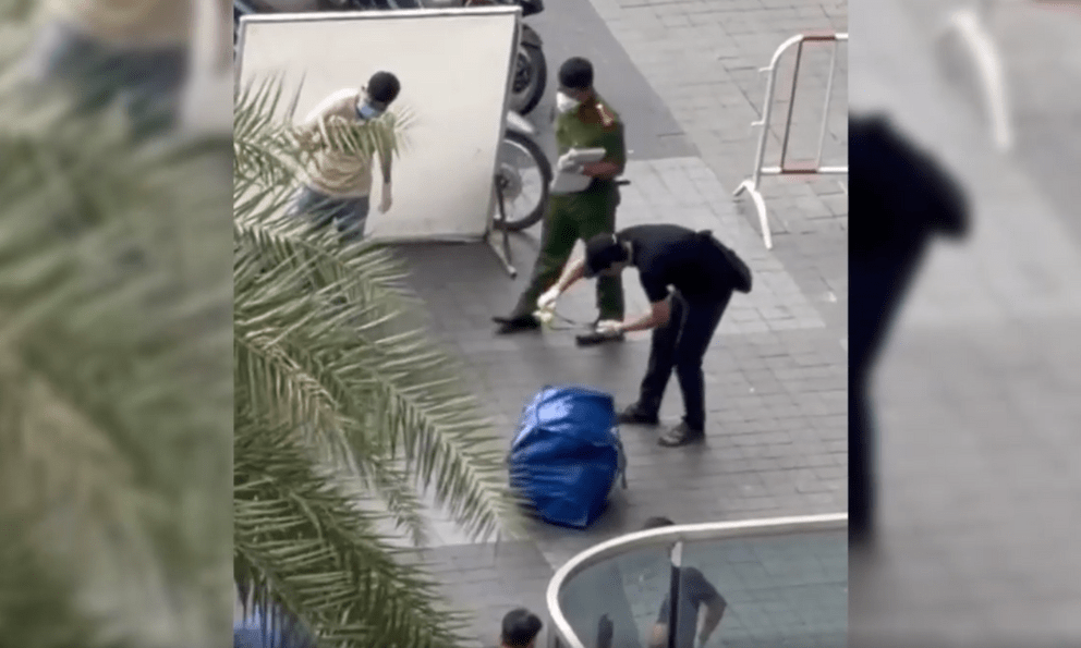 Hiện trường nơi phát hiện thi thể nam giới trong túi ở sảnh chung cư TP.HCM: 2 người đàn ông mang xuống