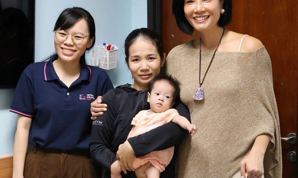 Cựu siêu mẫu Vũ Cẩm Nhung thăm các em nhỏ vừa mổ tim, cam kết 1 điều