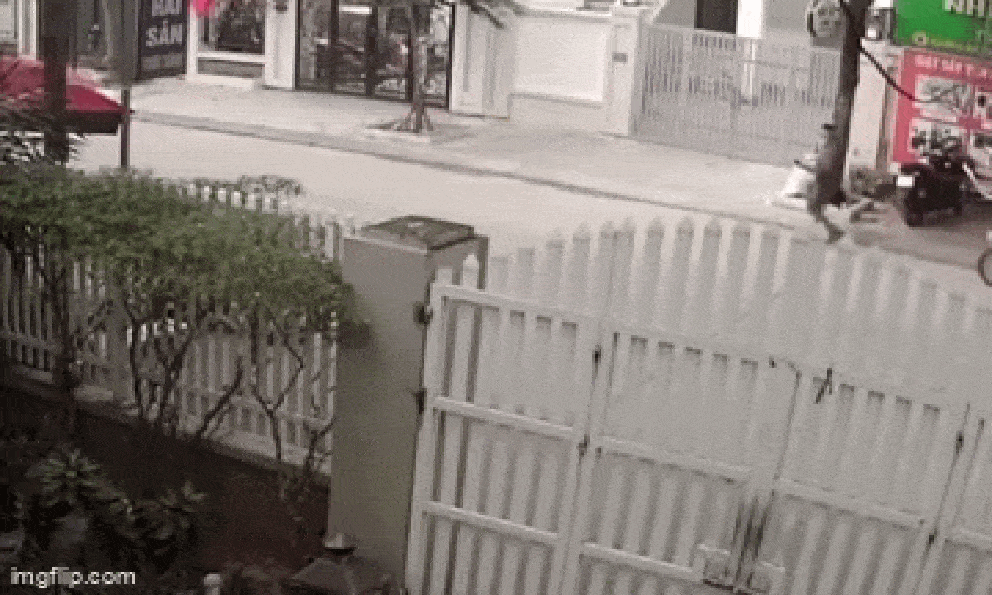 Người đàn ông bị xe máy đâm, đánh gục trên đường Hà Nội: Đoạn clip hơn 1 phút gây phẫn nộ