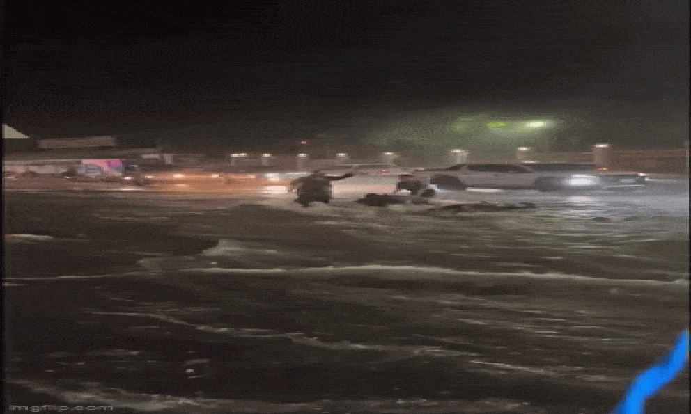 Mưa lớn suốt 1 tiếng, nước chảy trôi cả người và xe máy trên quốc lộ 1 ở Đồng Nai