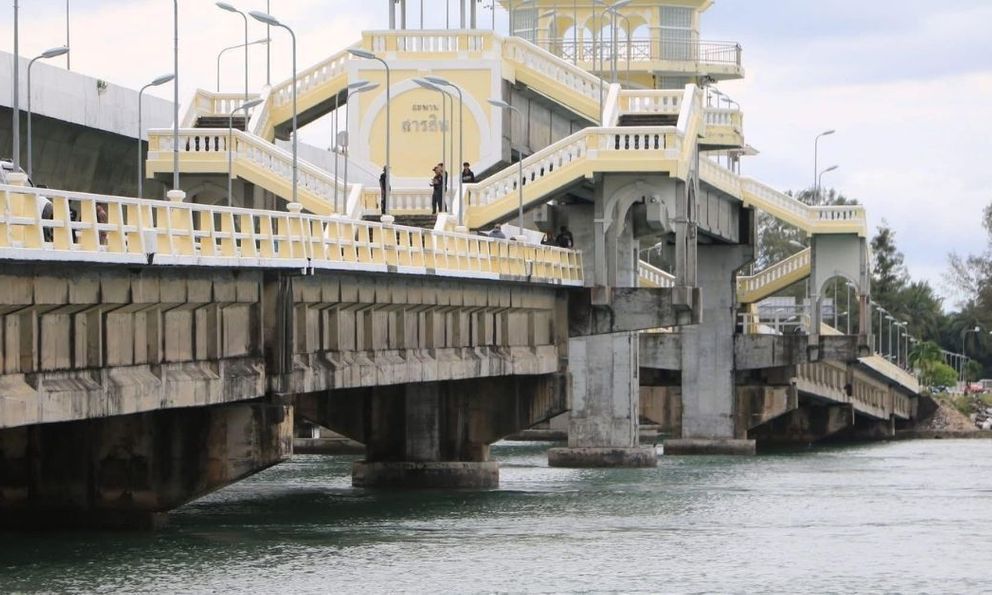 Người đàn ông cố tình lao ô tô xuống sông, nhân viên cứu hộ sửng sốt khi nhìn vào bên trong xe