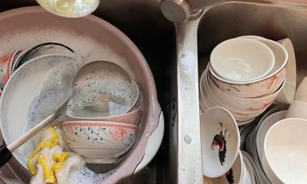 Ngày nào mẹ tôi cũng đều đặn làm 1 việc: Bát đũa sạch, khô, không hề tốn điện