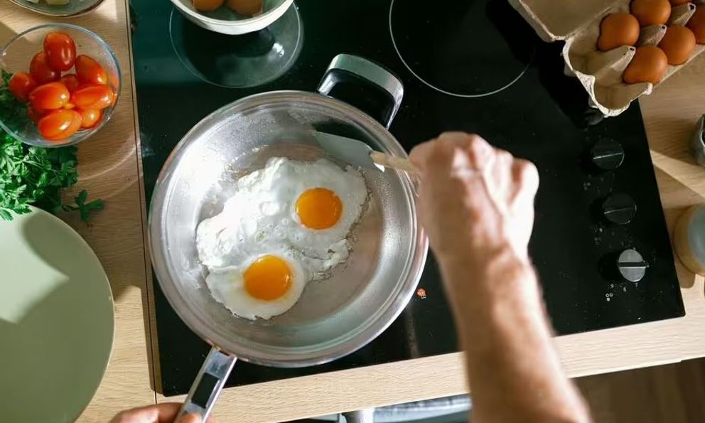 Dân tình thi nhau rán trứng bằng… dưa chuột thay vì dầu ăn: Hiệu quả đến đâu?