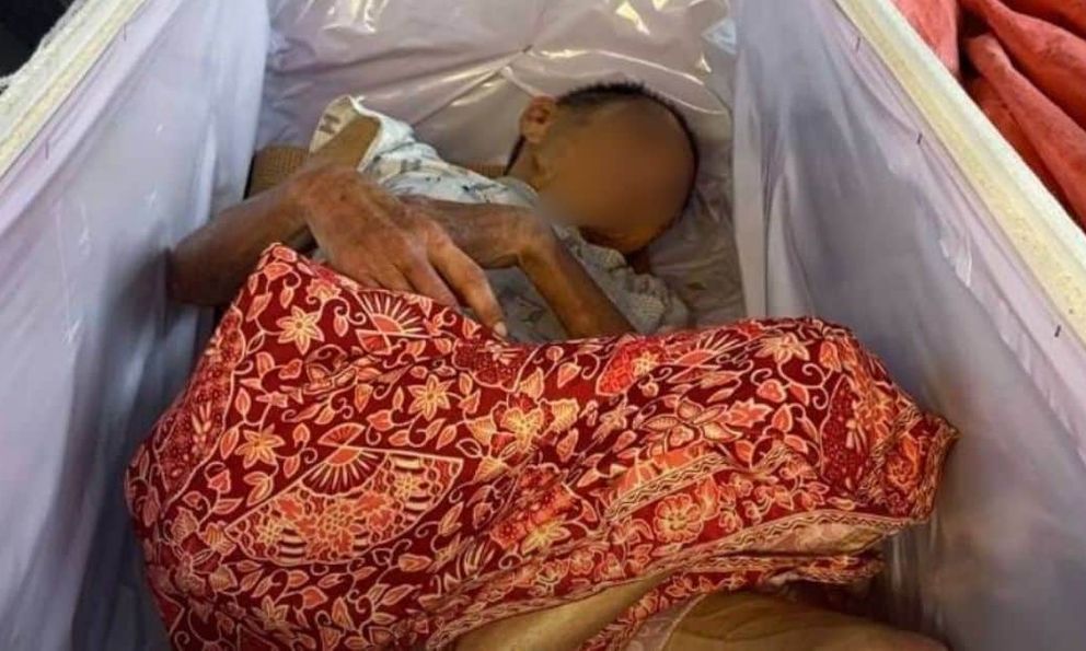 Đang đưa quan tài đi hỏa táng thì nghe thấy tiếng gõ từ bên trong, mở ra tất cả đều sững sờ