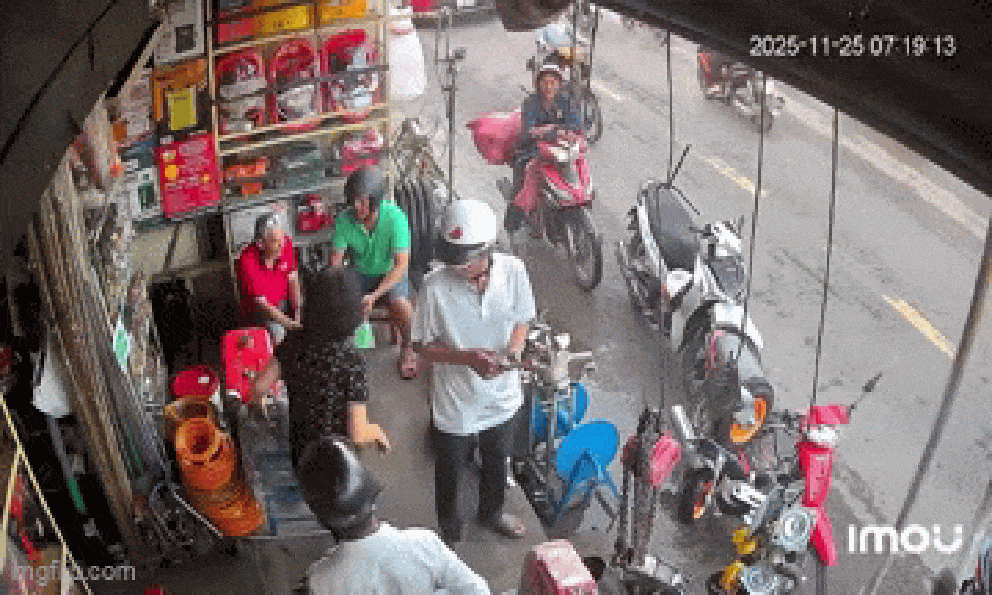 Đi giao dừa cho khách, người đàn ông bị đạp ngã trước đầu ô tô: Bất ngờ nguyên nhân phía sau