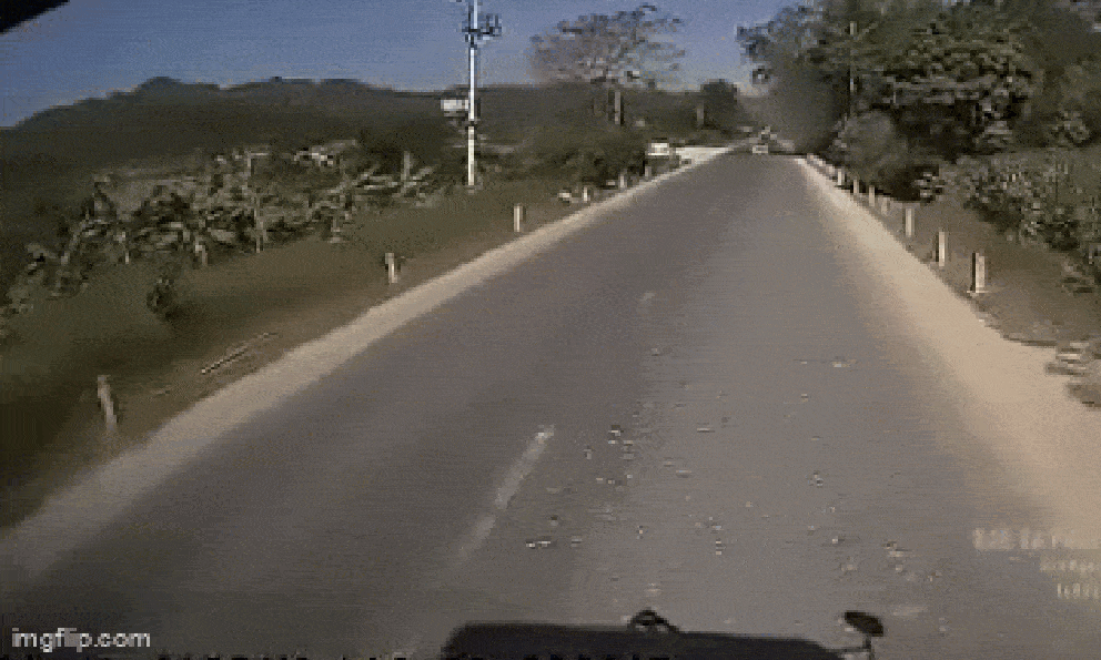 Vụ tai nạn khiến 4 người tử vong trong ô tô: Camera ghi lại cảnh xe 7 chỗ húc thẳng vào ô tô tải trên quốc lộ 1A