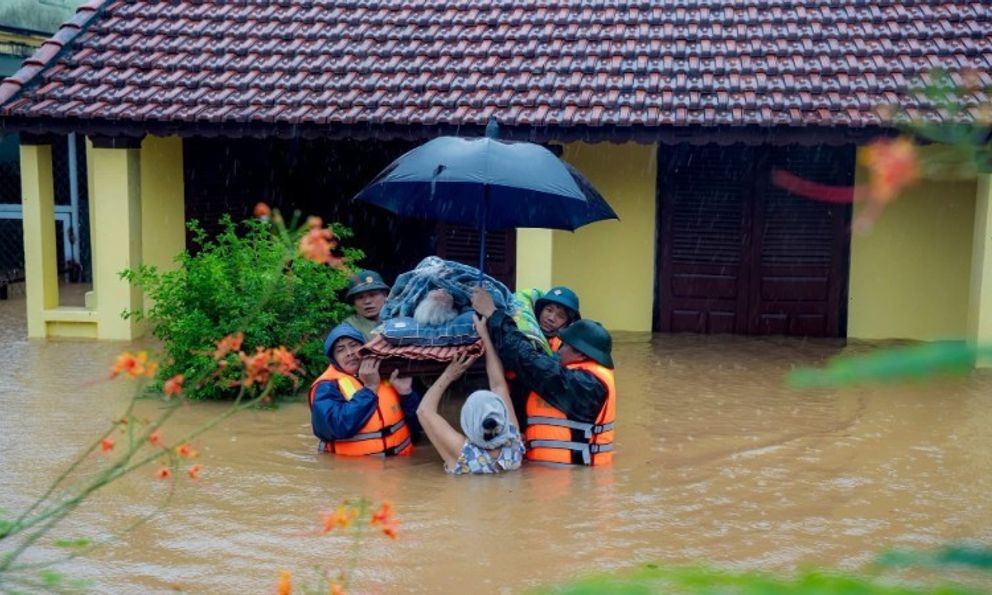 Bão số 15 giật cấp 10 đang hướng vào đất liền: Miền Trung sẽ chịu tác động thế nào?