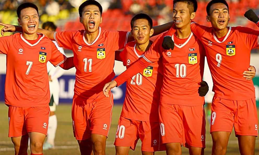 Tuyển Lào tiếp đà thăng hoa, thắng 3 trận liền ở giải châu Á, ganh đua quyết liệt ngôi đầu bảng